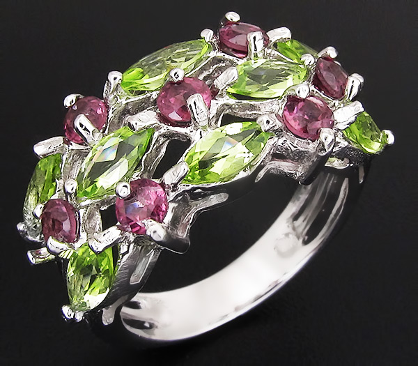 Симпатичное кольцо с перидотами и родолитами