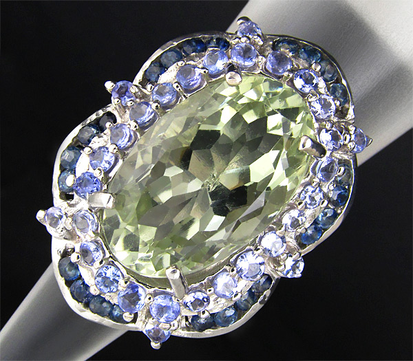 Крупное кольцо с зеленым аметистом, танзанитами и сапфирами