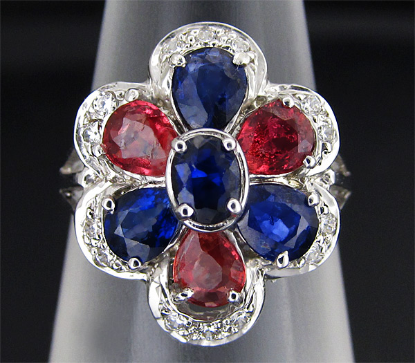 Яркое кольцо с сапфирами