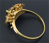 Кольцо со сфеном и бесцветными цирконами Золото