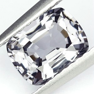 Чистейшая серебристая шпинель 1,38 карат