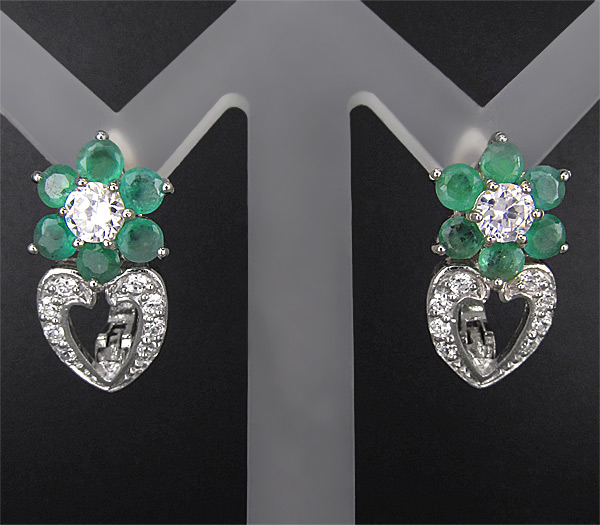 Симпатичные серьги с изумрудами