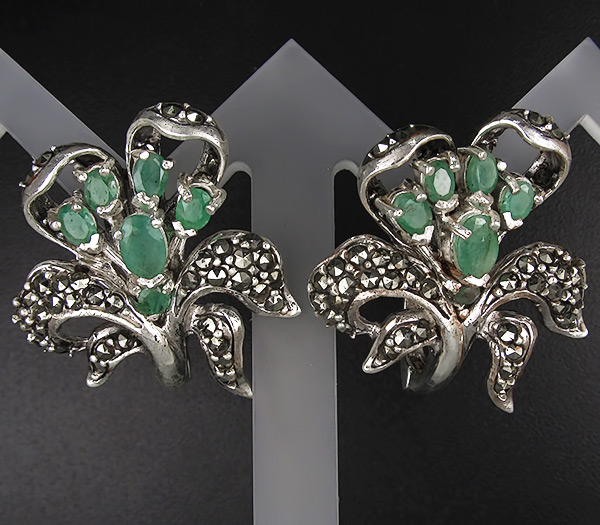 Эффектные серьги с изумрудами и марказитами