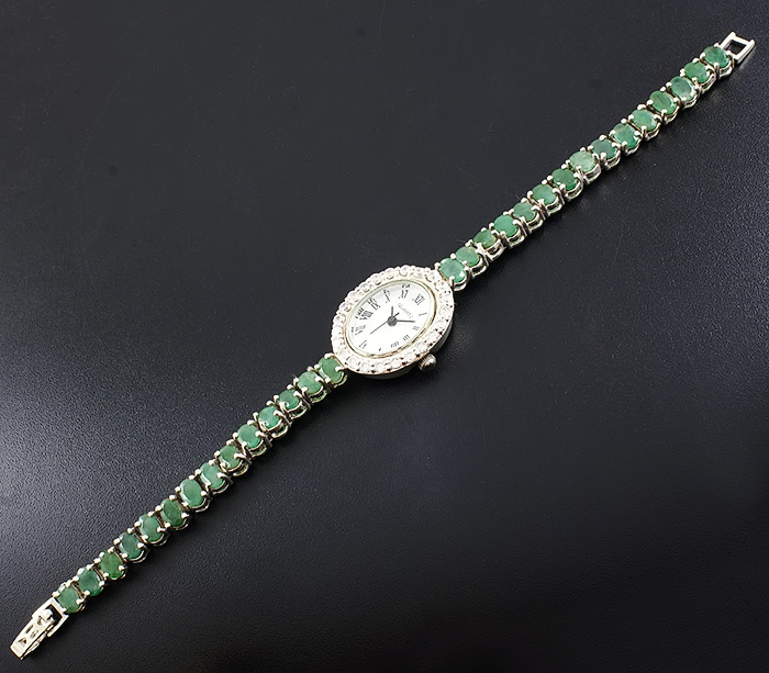 Часы на браслете с изумрудами
