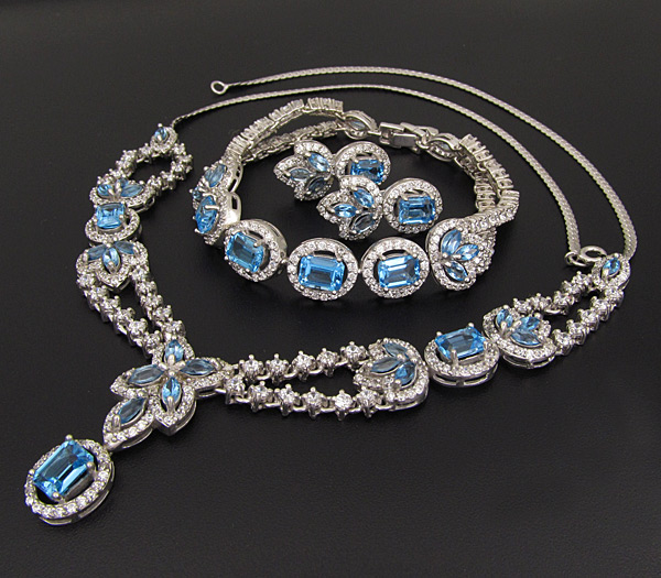 Роскошный комплект с голубыми топазами