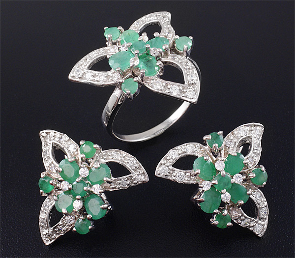 Замечательный комплект с изумрудами