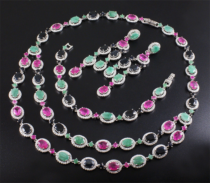 Роскошный комплект с рубинами, темно-синими сапфирами и изумрудами