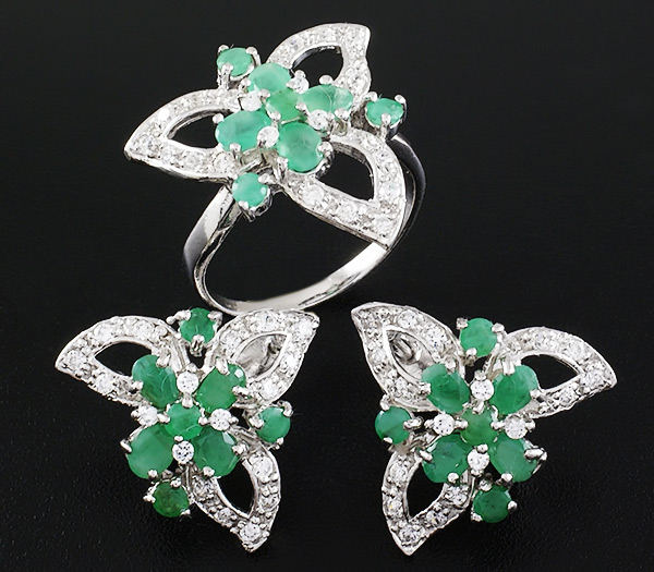 Замечательный комплект с изумрудами