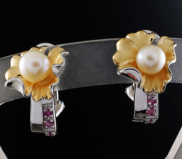 Серьги с жемчугом и пурпурными сапфирами