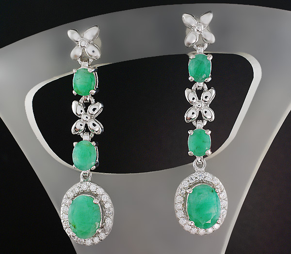 Элегантные серьги с изумрудами