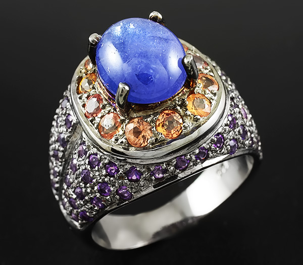 Черненое кольцо с танзанитом, золотистыми сапфирами и аметистами
