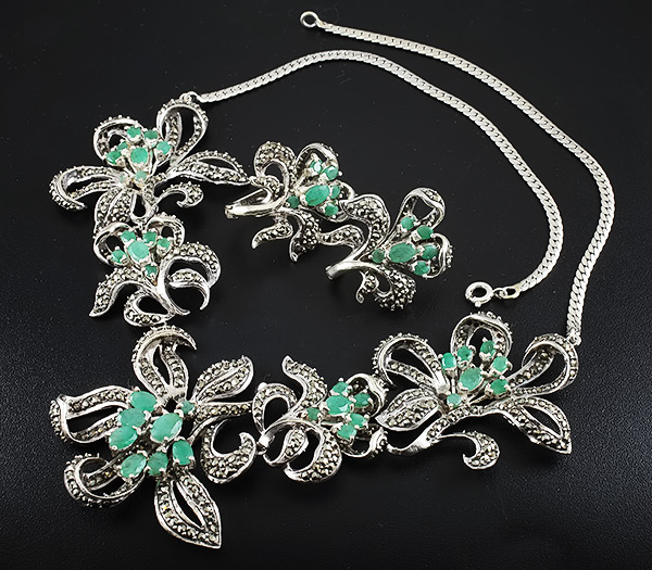 Комплект с изумрудами и марказитами