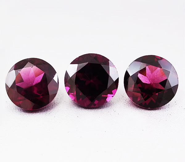 Набор из трех родолитов 7,27 карат