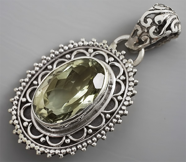 Кулон с зеленым аметистом