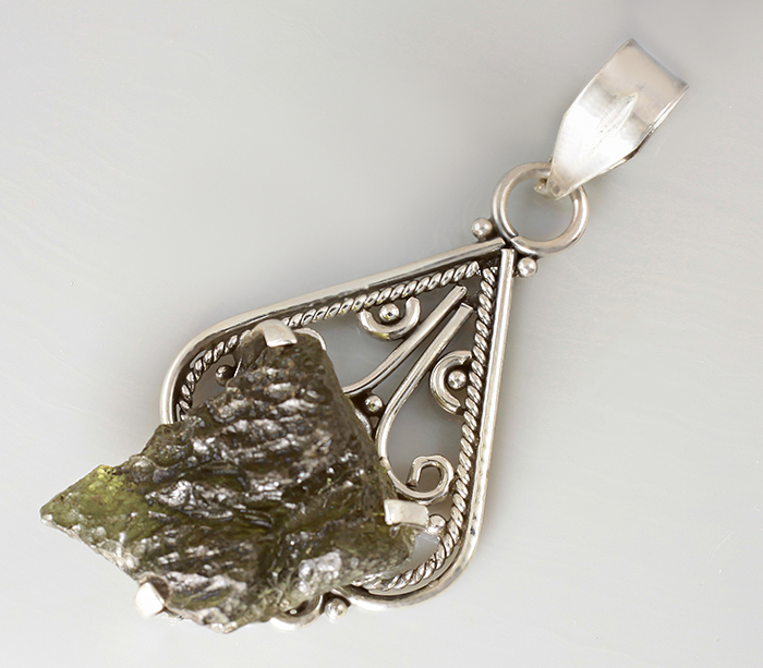 Кулон с молдавитом