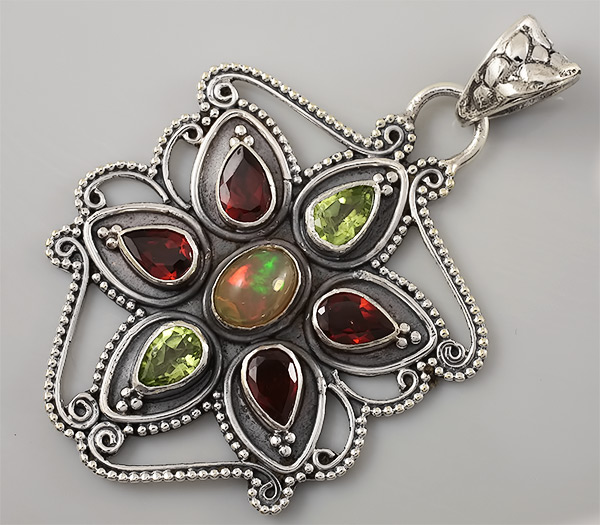 Кулон с эфиопским опалом, гранатами и перидотами