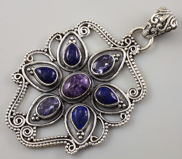 Кулон с чароитом, иолитами и лазуритом