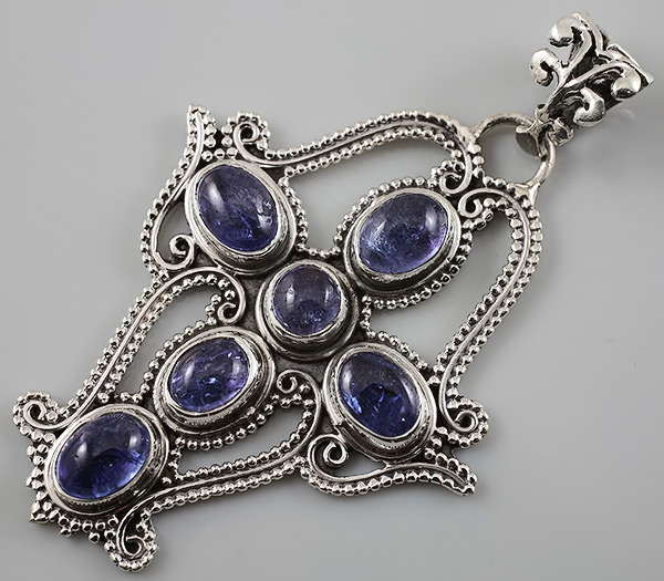 Кулон с танзанитами