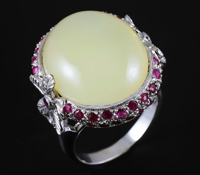 Крупное кольцо с опалом и пурпурными сапфирами