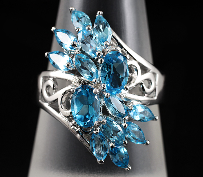 Превосходное кольцо с топазами