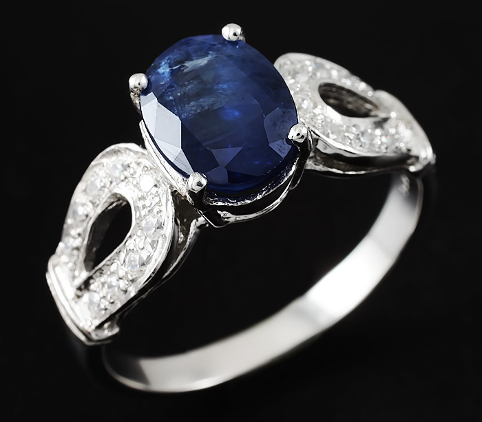 Элегантное кольцо с синим сапфиром