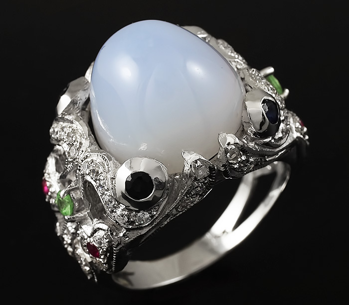 Кольцо с кабошоном халцедона, цаворитами и сапфирами