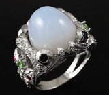 Кольцо с кабошоном халцедона, цаворитами и сапфирами Серебро 925