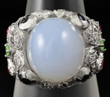 Кольцо с кабошоном халцедона, цаворитами и сапфирами Серебро 925