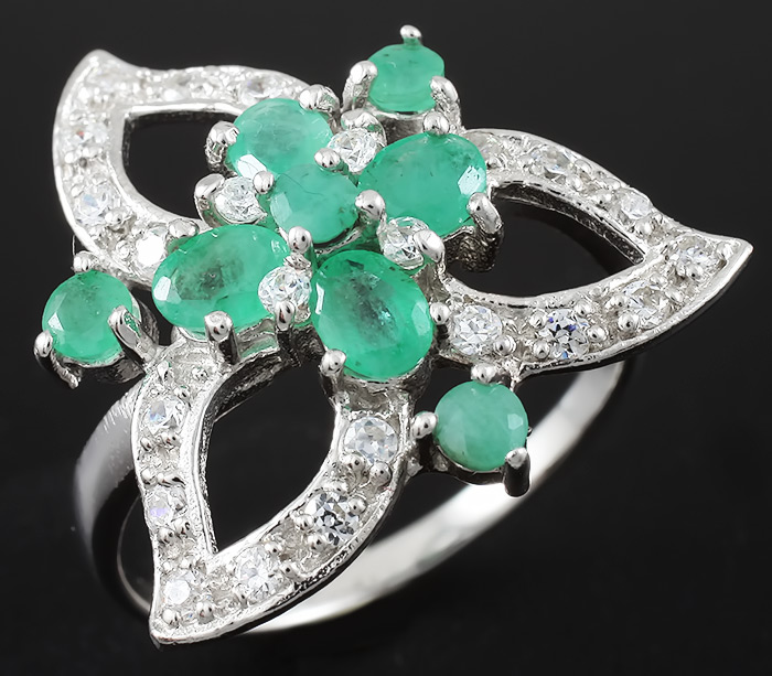 Прелестное кольцо с изумрудами