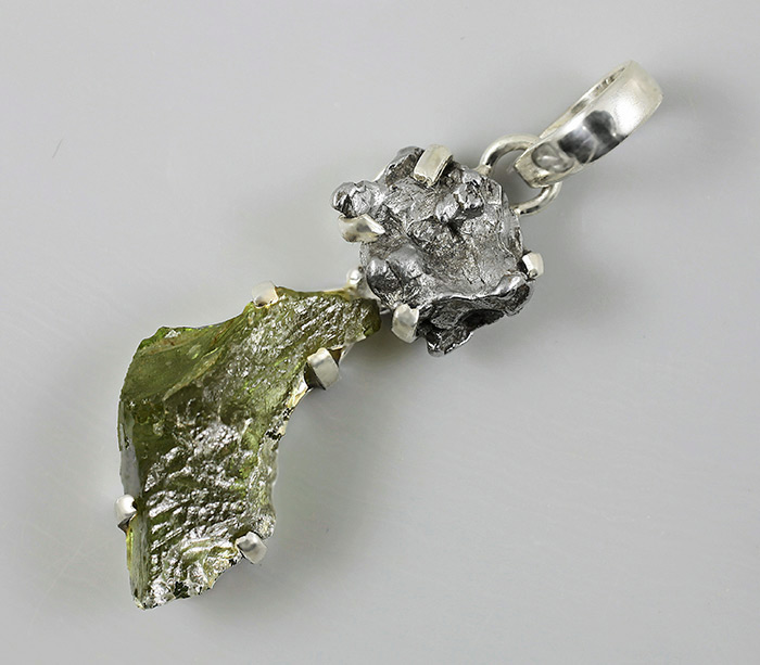 Кулон с молдавитом и осколком метеорита Кампо-дель-Сьело