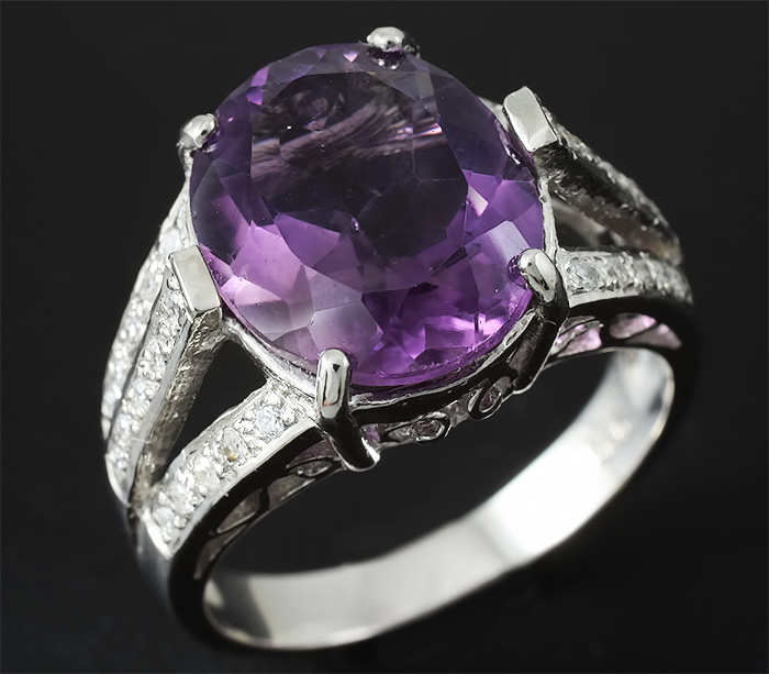 Эффектное кольцо с аметистом