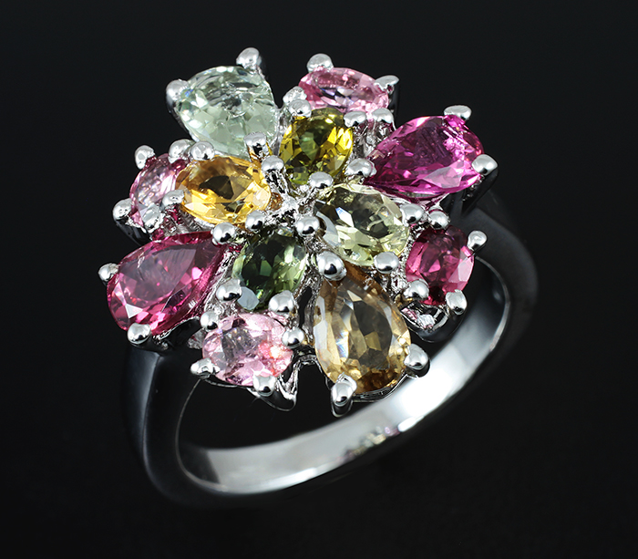 Яркое кольцо с разноцветными турмалинами