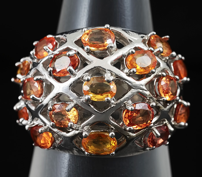 Широкое кольцо с желтыми и золотистыми сапфирами