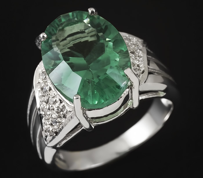 Замечательное кольцо с флюоритом