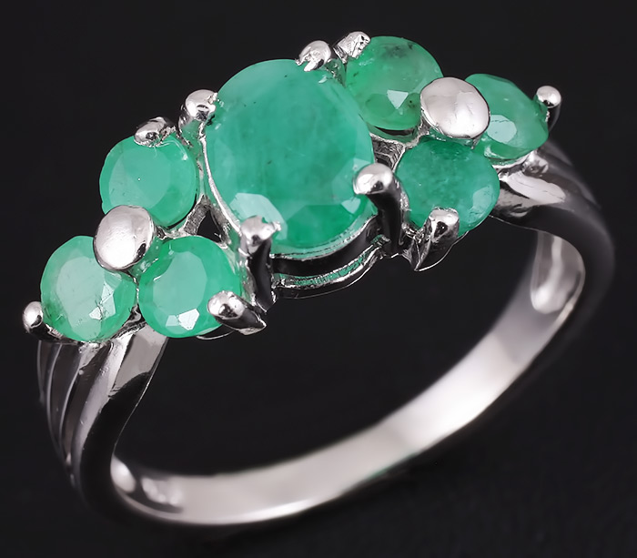 Изящное кольцо с изумрудами