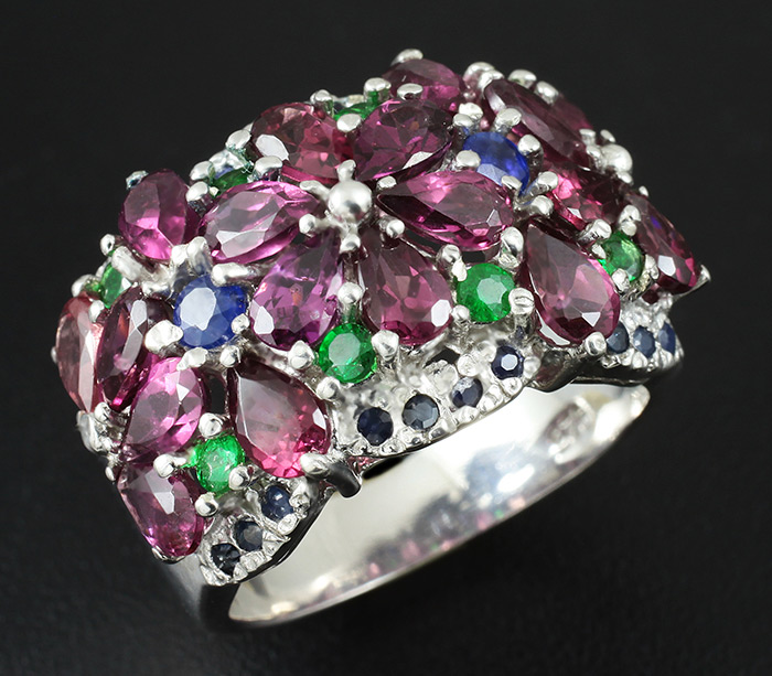 Роскошное кольцо с родолитами, цаворитами и синими сапфирами