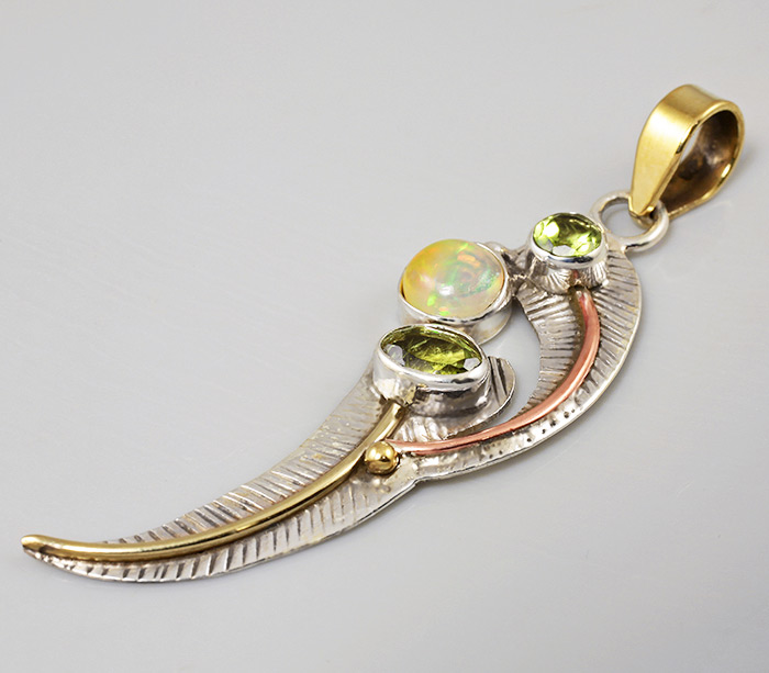 Кулон с эфиопским опалом и перидотами