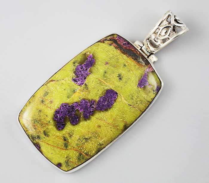 Кулон с серпентинитом с включением стихтита