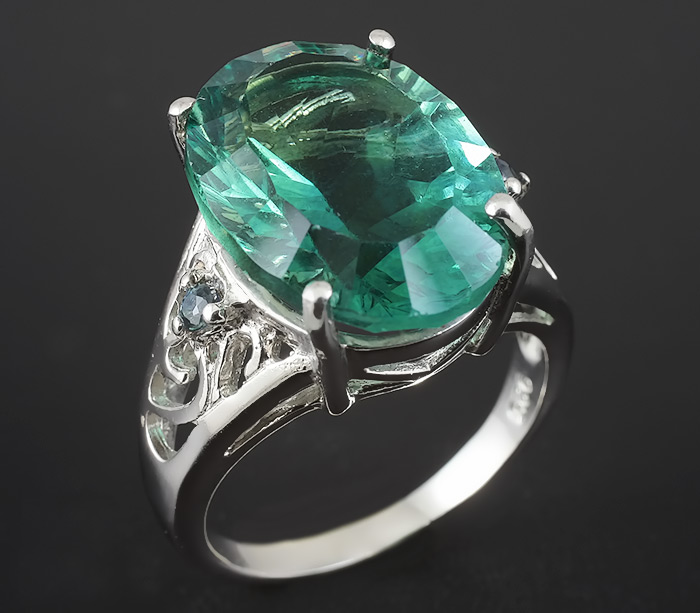 Кольцо с зеленым флюоритом и синими сапфирами