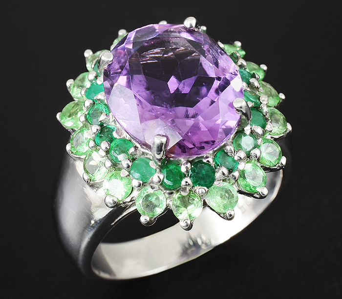 Замечательное кольцо с аметистом, изумрудами и цаворитами