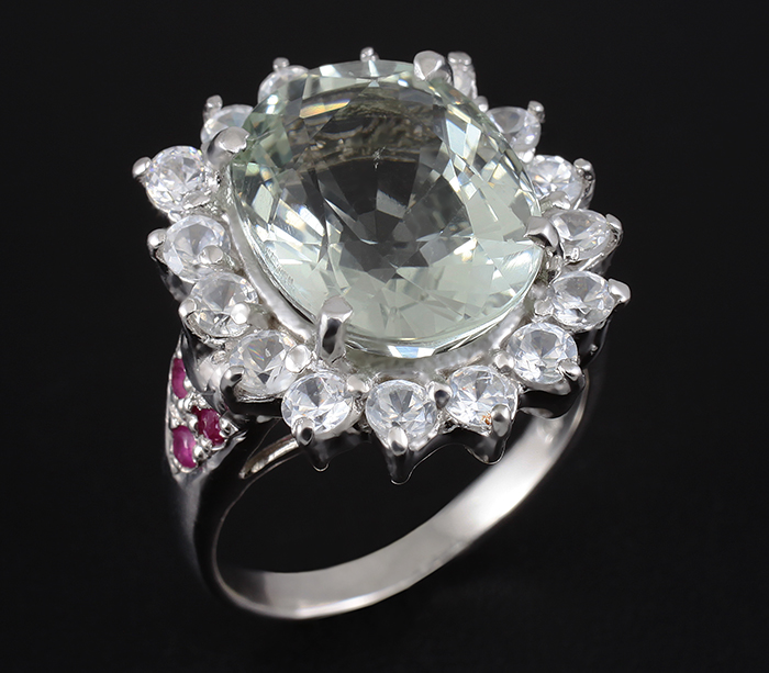 Кольцо с зеленым аметистом, пурпурными сапфирами и бесцветными цирконами