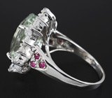 Кольцо с зеленым аметистом, пурпурными сапфирами и бесцветными цирконами Серебро 925