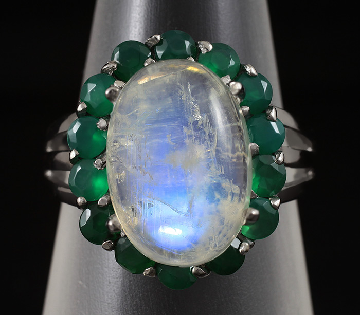 Кольцо с лунным камнем и зелеными агатами