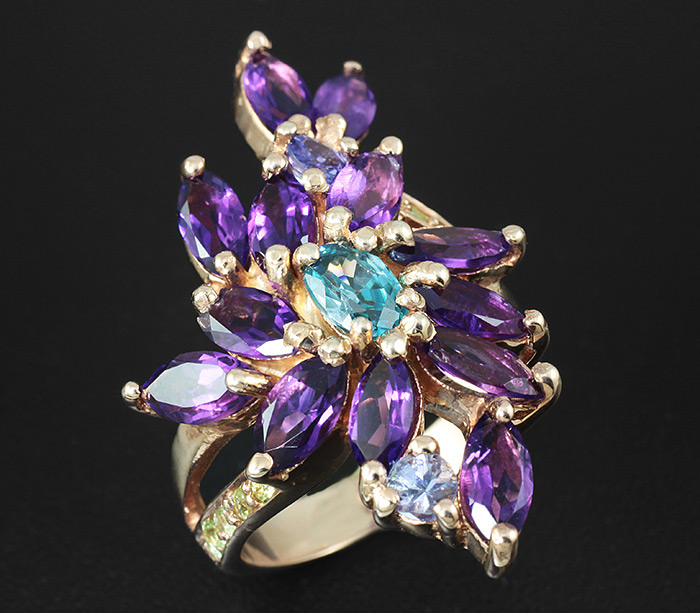 Прелестное кольцо с голубым цирконом, аметистами, танзанитами и перидотами