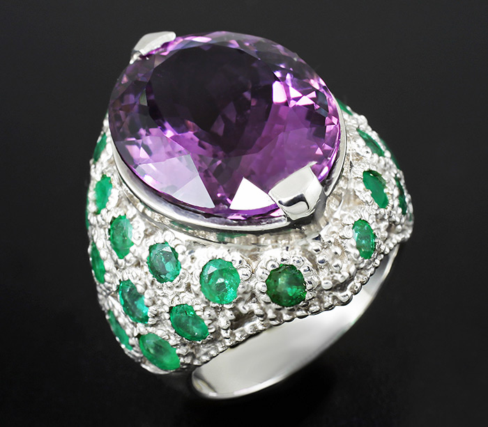 Роскошное крупное кольцо с аметистом и изумрудами