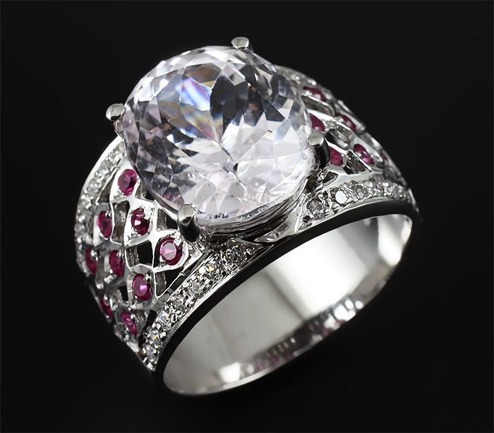 Кольцо с розовым кунцитом и пурпурными сапфирами