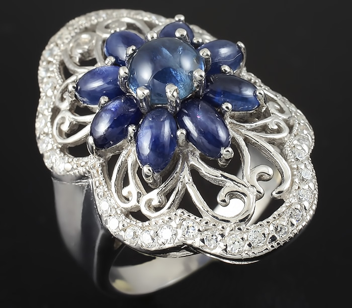 Замечательное кольцо с кабошонами синих сапфиров