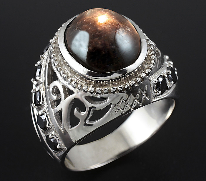 Кольцо cо звездчатым сапфиром и черными шпинелями