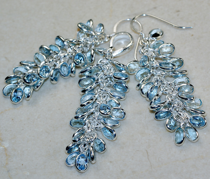 Комплект с гроздьями нежно-голубых топазов