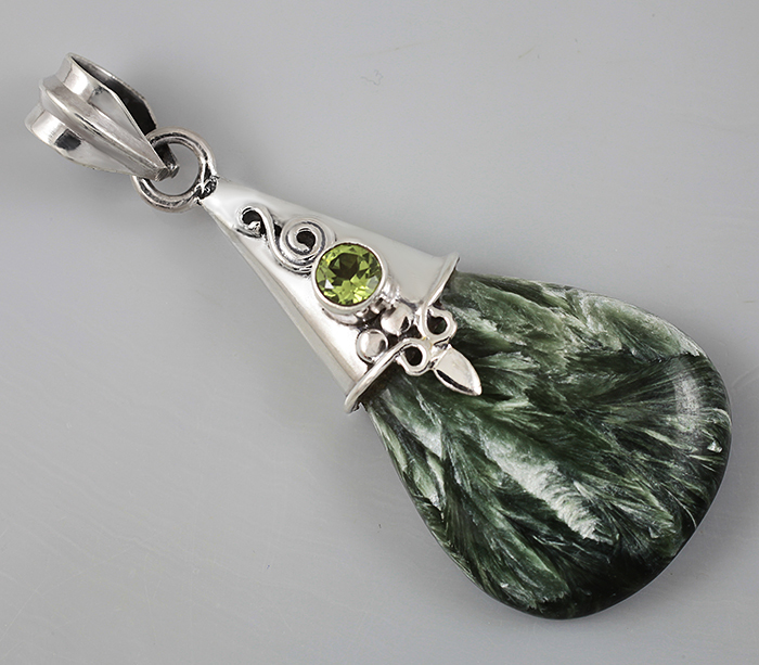 Кулон с серафинитом и перидотом